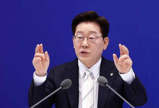 이재명 대통령이 지난 8일 청와대에서 열린 취임 1주년 기자회견에서 취재진의 질문에 답하고 있다. 청와대사진기지단