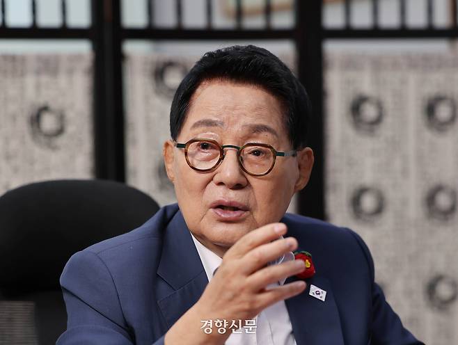 박지원 더불어민주당 의원이 지난 4월 30일 국회의원회관 집무실에서 인터뷰를 하고 있다. 강윤중 선임기자