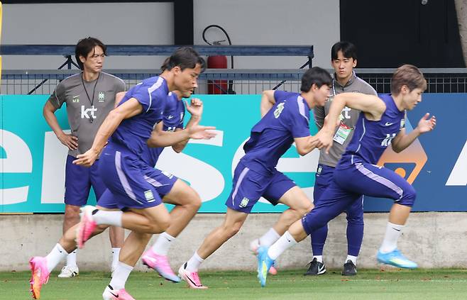 2026 북중미 월드컵에 출전하는 한국 축구 국가대표팀의 홍명보 감독이 8일(현지시간) 멕시코 과달라하라 인근 사포판의 치바스 바예 베르데에서 훈련하는 선수들을 지켜보고 있다. [연합뉴스]