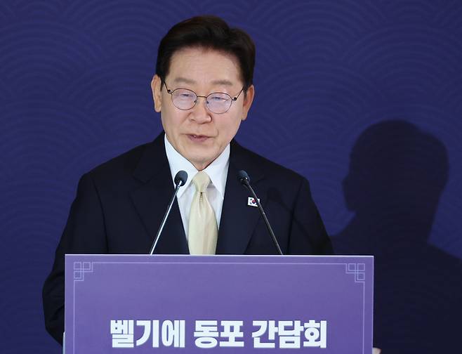 이재명 대통령이 9일(현지시간) 벨기에 브뤼셀 한 호텔에서 열린 동포 만찬간담회에서 인사말을 하고 있다. [연합뉴스]