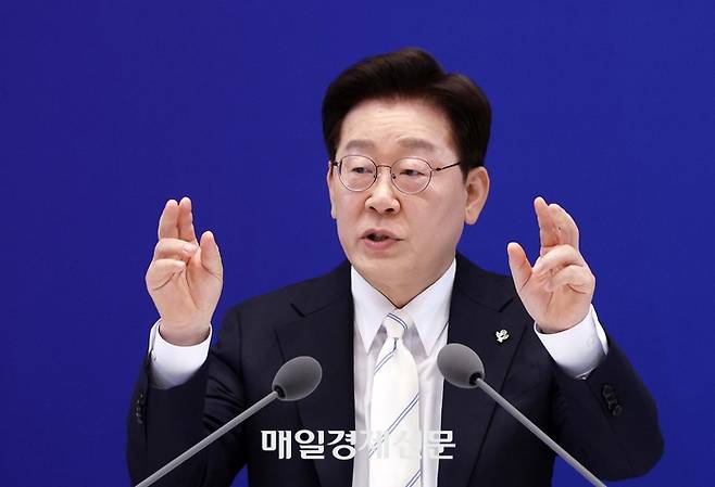이재명 대통령이 8일 청와대에서 열린 취임 1주년 기자회견에서 취재진의 질문에 답하고 있다. [김호영 기자]