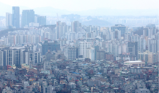 서울 남산에서 바라본 다세대 주택과 아파트단지 전경. (연합뉴스)