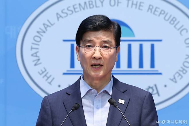 (서울=뉴스1) 신웅수 기자 = 정원오 더불어민주당 서울시장 후보 캠프의 총괄선대본부장인 이해식 의원이 14일 서울 여의도 국회 소통관에서 정 후보의 과거 폭행 전과 의혹 관련 기자회견을 하고 있다. 2026.5.14/뉴스1  Copyright (C) 뉴스1. All rights reserved. 무단 전재 및 재배포,  AI학습 이용 금지. /사진=(서울=뉴스1) 신웅수 기자
