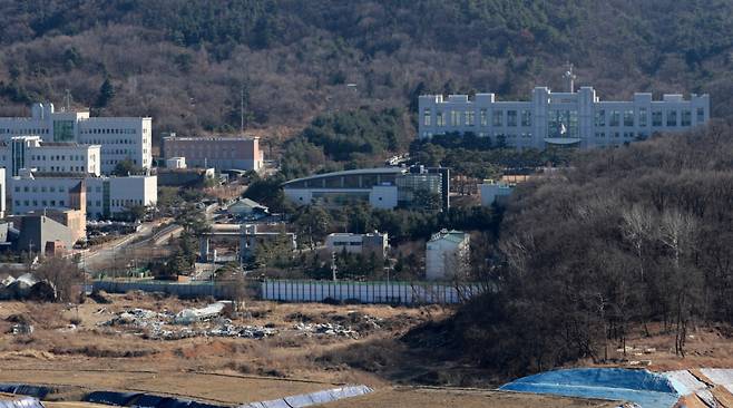 [과천=뉴시스] 이영환 기자 = 정부가 29일 서울 용산과 과천, 태릉CC 등 도심 내 접근성이 뛰어난 유휴부지와 노후 청사 등을 활용해 총 6만호 규모의 주택을 공급한다고 밝혔다.   경기 과천에서는 경마장과 방첩사령부 부지를 통합 개발해 9800호를 공급한다. 정부는 과천 주암택지지구와 연계해 직주근접 생활권을 만든다는 계획이다. 사진은 이날 방첩사령부와 인근 공사중인 주암지구. 2026.01.29. /사진=이영환