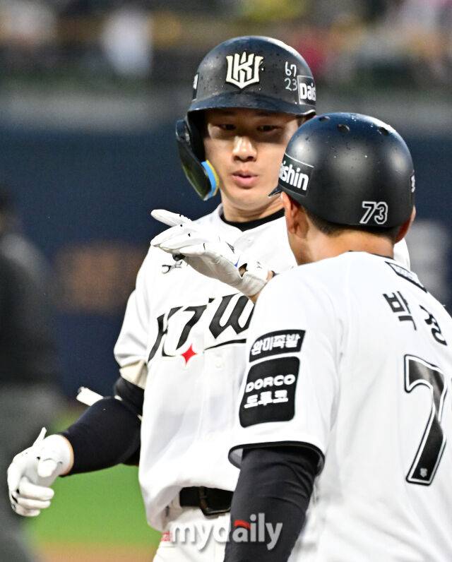 2026년 6월 4일 오후 경기도 수원KT위즈파크에서 열린 '2026 신한 SOL KBO리그' LG 트윈스와 KT 위즈의 경기. KT 최원준이 3회말 무사 1루서 안타를 친 뒤 기뻐하고 있다./마이데일리