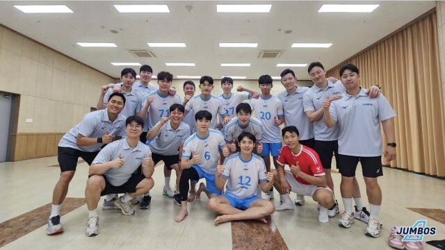 대한항공이 10일 단양에서 열린 2026 한국실업배구연맹&프로배구 퓨처스 챔프전 단양대회 조별리그 A조 우리카드전을 3-0으로 마친 뒤 '승리 인증샷'을 촬영 중이다./대한항공 제공