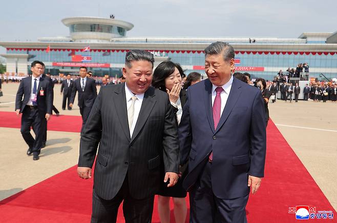 시진핑 중국 국가주석이 지난 9일 오후 김정은 북한 국무위원장의 배웅을 받으며 1박2일의 일정을 마치고 전용기로 평양을 나서고 있다. [연합]