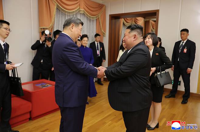 북한을 방문한 시진핑 중국 국가주석을 환영하여 지난 8일 평양체육관에서 공연이 진행됐다고 조선중앙통신이 9일 보도했다. 관람을 마치고 김정은 위원장과 시진핑 주석이 악수하고 있다. [연합]