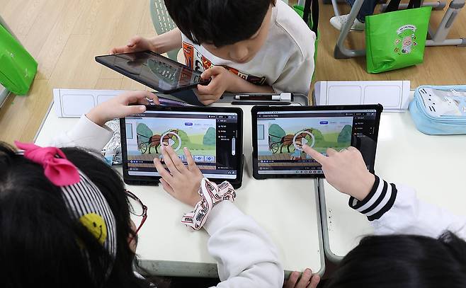 교육부가 학령인구 감소로 어려움을 겪는 지역 학교를 살리기 위해 소규모학교 혁신에 나선다. 사진은 대구 달성군 가창면 용계초등학교에서 초등생들이 AI 교과서로 공부하고 있는 모습. [연합]
