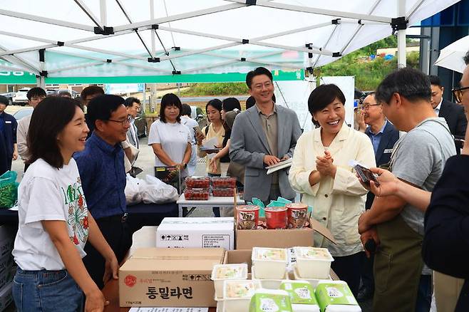 [순창=뉴시스] 송미령 농림축산식품부 장관이 28일 전북 순창군 농어촌기본소득 시범사업 지역인 풍산면 이동장터 풍구장터을 찾아 관계자들과 대화하고 있다. (사진 = 농식품부 제공) 2026.05.28;  *재판매 및 DB 금지