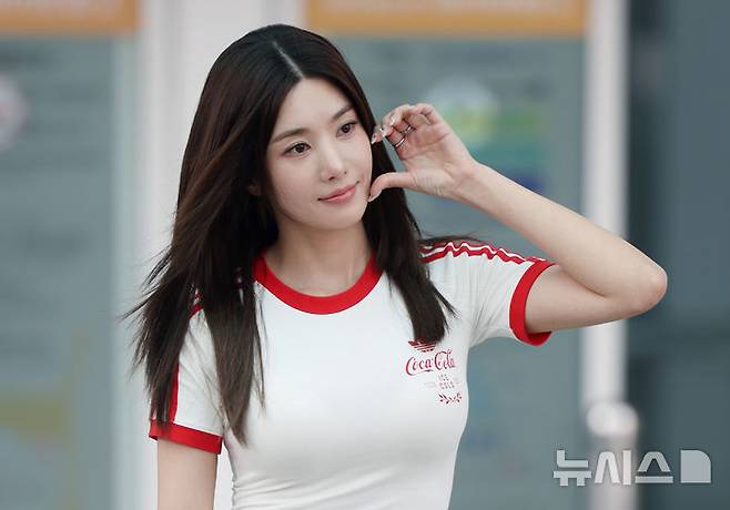 [인천공항=뉴시스] 김진아 기자 = 가수 권은비가 '2026 FIFA 북중미 월드컵' 응원단 합류를 위해 10일 인천국제공항에 도착해 멕시코로 출국하기 앞서 포즈를 취하고 있다. 2026.06.10. bluesoda@newsis.com