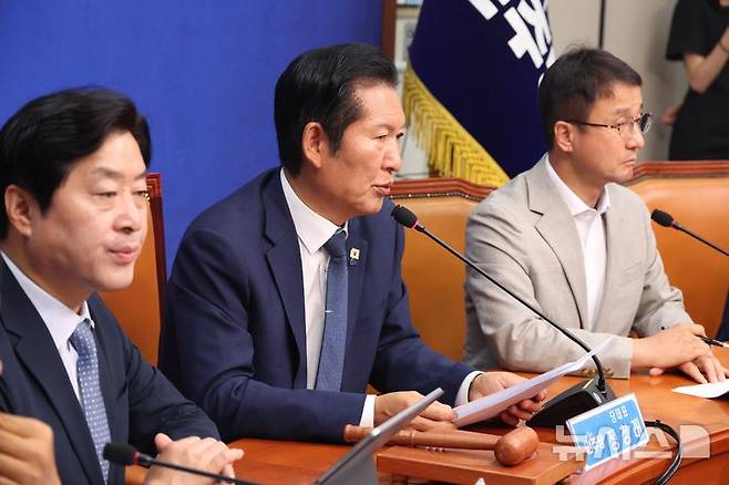 [서울=뉴시스] 조성봉 기자 = 정청래 더불어민주당 대표가 10일 오전 서울 여의도 국회에서 열린 최고위원회의에서 발언을 하고 있다. 2026.06.10. suncho21@newsis.com