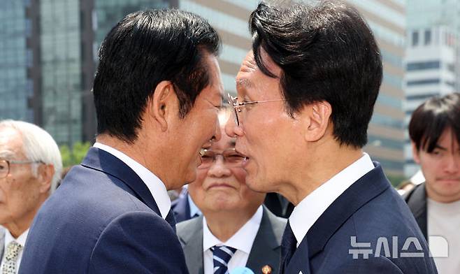[서울=뉴시스] 조수정 기자 = 김민석 국무총리와 정청래 더불어민주당 대표가 10일 오전 서울 종로구 광화문광장에서 열린 제100주년 6·10 만세운동 기념식을 마친 뒤 인사 나누고 있다. (공동취재) 2026.06.10. chocrystal@newsis.com