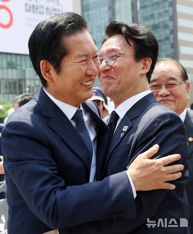 [서울=뉴시스] 조수정 기자 = 김민석 국무총리와 정청래 더불어민주당 대표가 10일 오전 서울 종로구 광화문광장에서 열린 제100주년 6·10 만세운동 기념식을 마친 뒤 인사 나누고 있다. (공동취재) 2026.06.10. chocrystal@newsis.com