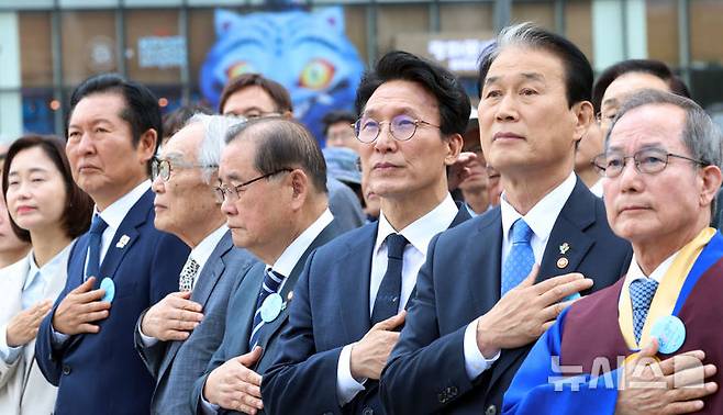 [서울=뉴시스] 조수정 기자 = 김민석 국무총리와 정청래 더불어민주당 대표, 김재연 진보당 대표 등 참석자들이 10일 오전 서울 종로구 광화문광장에서 열린 제100주년 6·10 만세운동 기념식에서 국민의례 하고 있다. (공동취재) 2026.06.10. chocrystal@newsis.com