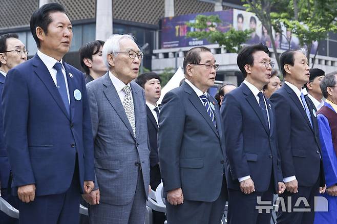 [서울=뉴시스] 조수정 기자 = 김민석 국무총리와 정청래 더불어민주당 대표 등 참석자들이 10일 오전 서울 종로구 광화문광장에서 열린 제100주년 6·10 만세운동 기념식에서 애국가를 제창하고 있다. 왼쪽부터 정 대표, 임채정 전 국회의장, 이종찬 광복회장, 김 총리, 권오을 국가보훈부 장관. (공동취재) 2026.06.10. chocrystal@newsis.com