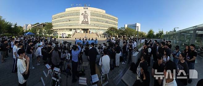 [서울=뉴시스] 고승민 기자 = 전국 주요 대학 총학생회들이 6·3 지방선거 투표용지 부족사태를 규탄하는 취지의 시국선언을 동시다발로 진행한 10일 서울 연세대학교 신촌캠퍼스 학생회관 앞에서 총학생회 비상대책위원회 등 학생들이 시국선언을 하고 있다. 2026.06.10. kkssmm99@newsis.com