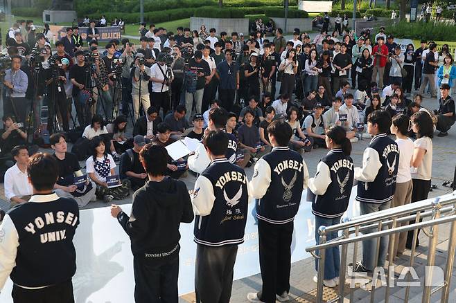 [서울=뉴시스] 고승민 기자 = 전국 주요 대학 총학생회들이 6·3 지방선거 투표용지 부족사태를 규탄하는 취지의 시국선언을 동시다발로 진행한 10일 서울 연세대학교 신촌캠퍼스 학생회관 앞에서 총학생회 비상대책위원회 등 학생들이 시국선언을 하고 있다. 2026.06.10. kkssmm99@newsis.com