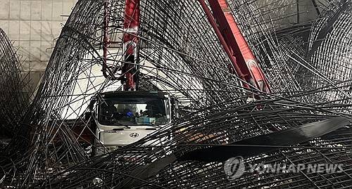 매몰사고 발생한 여의도 신안산선 공사장 지난해  서울 여의도역 신안산선 공사 현장 지하 약 70미터 지점에서 콘크리트 타설 작업 차량 위를 낙하한 철근들이 뒤덮고 있다.      이 사고로 매몰됐던 50대 남성이 심정지 상태로 병원으로 이송됐고, 6명은 구조됐다.[서울소방재난본부 제공]