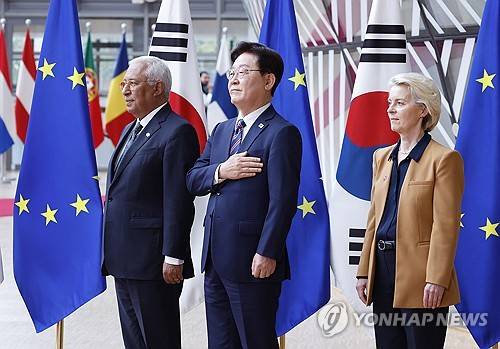 국기에 경례하는 이재명 대통령 [연합뉴스 제공]