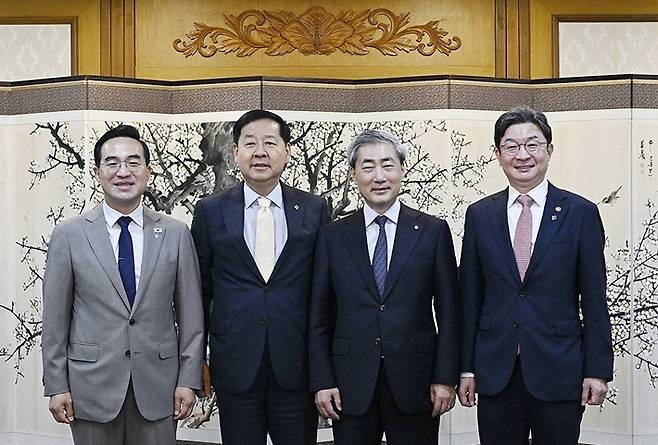 확대거시재정금융간담회가 10일 오전 정부서울청사에서 열렸다. 왼쪽부터 박홍근 기획예산처 장관, 구윤철 부총리 겸 재정경제부 장관, 신현송 한국은행 총재, 이억원 금융위원회 위원장. 기획예산처 제공