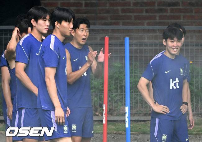 [OSEN=사포판(멕시코), 이대선 기자] 2026 북중미 월드컵에 참가하는 한국 축구국가대표팀이 9일(한국시각) 멕시코 과달라하라 인근 사포판의 치바스 베르데 바예에서 훈련을 진행했다.한국은 과달라하라에서 체코와 멕시코를 차례로 상대한 뒤 조별리그 마지막 경기를 치른다.손흥민이 선수들에게 박수를 보내고 있다. 2026.06.09 /sunday@osen.co.kr
