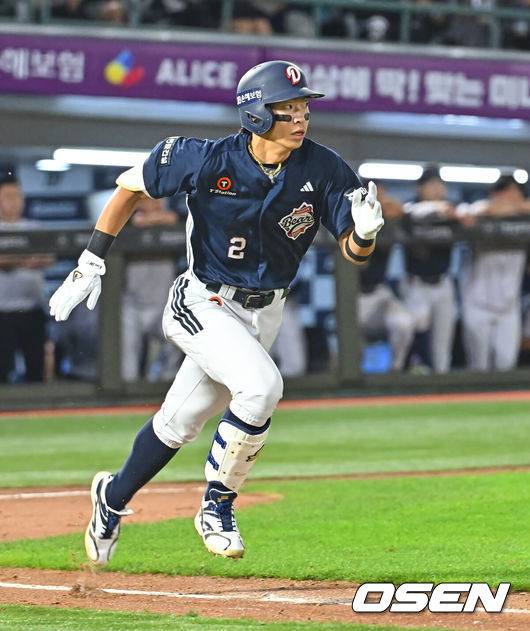 [OSEN=부산, 이석우 기자] 9일 부산 사직야구장에서 2026 신한 SOL KBO 리그 롯데 자이언츠와 두산 베어스의 경기가 열렸다. 홈팀 롯데는 나균안이, 방문팀 두산은 곽빈이 선발 출전했다.두산 베어스 김민석이 5회초 무사 1루 2루 땅볼을 치고 진루하고 있다. 2026.06.09 / foto0307@osen.co.kr