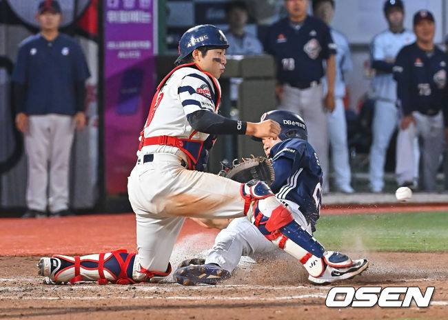 [OSEN=부산, 이석우 기자] 9일 부산 사직야구장에서 2026 신한 SOL KBO 리그 롯데 자이언츠와 두산 베어스의 경기가 열렸다. 홈팀 롯데는 나균안이, 방문팀 두산은 곽빈이 선발 출전했다.두산 베어스 양의지가 5회초 1사 1루 안재석의 우중간 2루타때 홈에서 세이프되고 있다. 2026.06.09 / foto0307@osen.co.kr