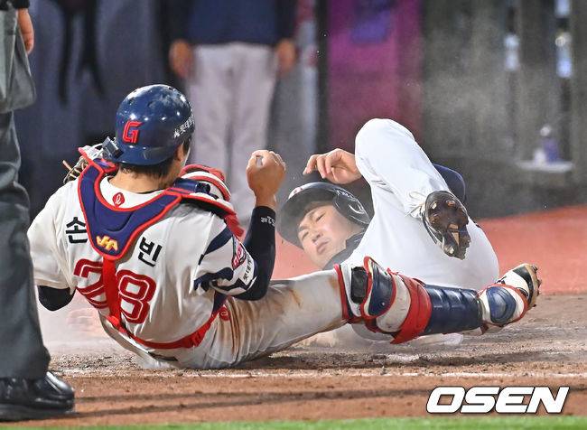 [OSEN=부산, 이석우 기자] 9일 부산 사직야구장에서 2026 신한 SOL KBO 리그 롯데 자이언츠와 두산 베어스의 경기가 열렸다. 홈팀 롯데는 나균안이, 방문팀 두산은 곽빈이 선발 출전했다.두산 베어스 양의지가 5회초 1사 1루 안재석의 우중간 2루타때 홈에서 세이프되며 롯데 자이언츠 손성빈과 충돌하고 있다. 2026.06.09 / foto0307@osen.co.kr