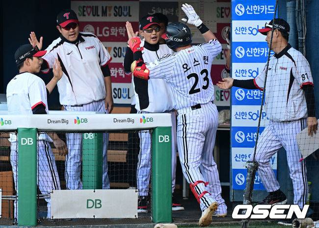 [OSEN=잠실, 조은정 기자]10일 오후 서울 잠실구장에서 ‘2026 신한은행 SOL Bank KBO리그’ LG 트윈스와 SSG 랜더스의 경기가 진행됐다.이날 LG는 웰스를, SSG는 최민준을 선발투수로 내세웠다.1회말 2사에서 LG 오스틴이 솔로포를 날린 뒤 염경엽 감독의 환영을 받고 있다. 2026.06.10 /cej@osen.co.kr