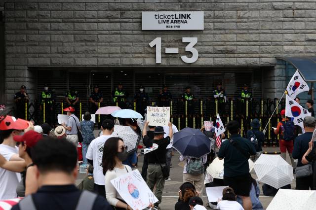 ▲6.3 지방선거 투표용지 부족 사태를 규탄하며 재선거를 요구하는 '잠실 개표소 봉쇄 시위'가 계속되고 있던 지난 8일 서울 송파구 올림픽공원 핸드볼경기장 출입구 앞에서 참가자들이 구호를 외치고 있다. ⓒ연합뉴스