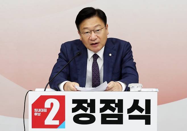 합동토론하는 정점식 국민의힘 원내대표 후보자 - 정점식 국민의힘 원내대표 후보자가 10일 여의도 국회에서 열린 원내대표 선출 의원총회에서 합동토론을 하고 있다. 뉴시스