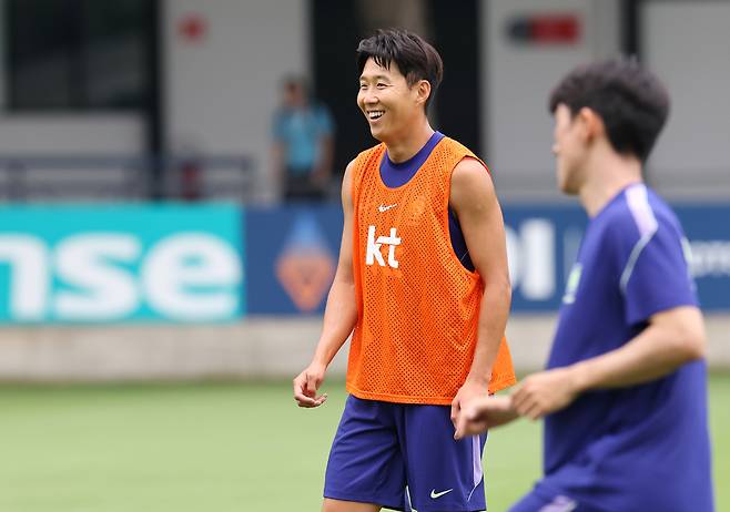2026 북중미 월드컵에 출전하는 한국 축구 국가대표팀의 주장 손흥민이 7일(현지 시간) 멕시코 과달라하라 인근 사포판의 치바스 바예 베르데에서 팀 훈련을 하고 있다. 연합뉴스
