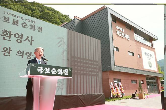 오태완 의령군수가 의병박물관 잔디마당에서 열린 '국보순회전-도자기에 핀 꽃, 상감청자' 특별전 개막식에서 환영사를 하고 있다. ⓒ의령군 제공