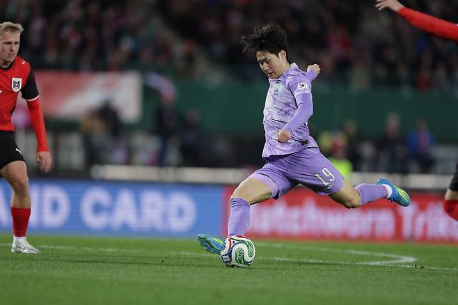 축국국가대표팀 이강인이 4월 오스트리아와 원정 평가전 도중 슛을 하고 있다. 사진제공｜대한축구협회