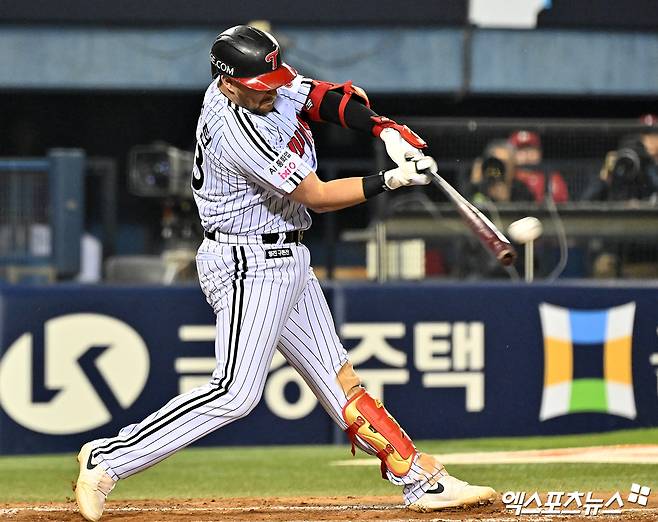 10일 오후 서울 송파구 잠실야구장에서 열린 '2026 신한 SOL Bank KBO리그' SSG 랜더스와 LG 트윈스의 경기, 5회말 1사 만루 LG 오스틴이 만루 홈런을 날리고 있다. 잠실, 김한준 기자