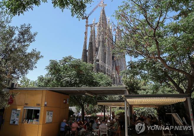 6월 3일 성당 앞 지역 주민들이 모여 여가를 보내는 모습 [로이터=연합뉴스 자료사진. 재판매 및 DB 금지]