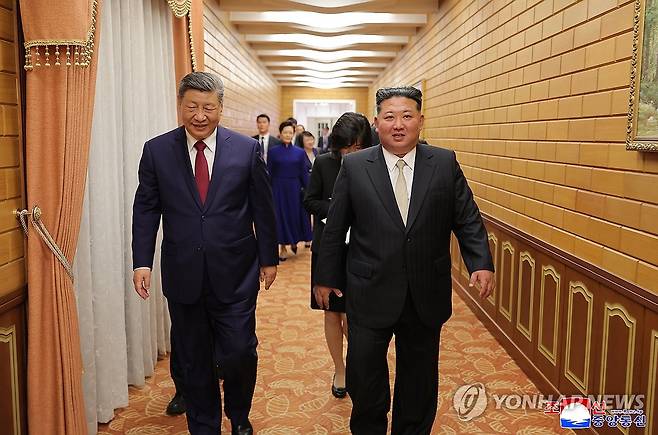공연 관람 마친 김정은과 시진핑 (평양 조선중앙통신=연합뉴스) 북한을 방문한 시진핑 중국 국가주석을 환영하여 지난 8일 평양체육관에서 공연이 진행됐다고 조선중앙통신이 9일 보도했다. 2026.6.9 
    [국내에서만 사용가능. 재배포 금지. For Use Only in the Republic of Korea. No Redistribution] nkphoto@yna.co.kr