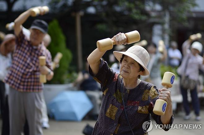 일본 '경로의 날' 체조하는 노인들  [EPA=연합뉴스 자료사진. 재판매 및 DB 금지]