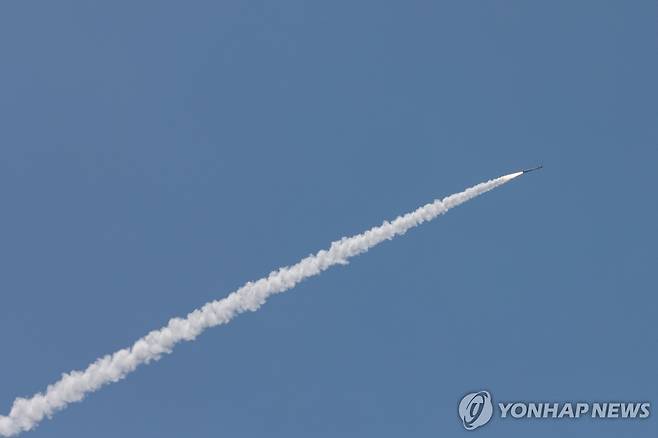 이스라엘 상공을 날아가는 이란발 미사일 [AFP=연합뉴스 자료사진. 재판매 및 DB 금지]