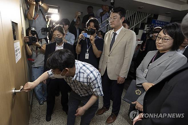'투표용지 부족' 잠실7동 투표소 현장검증 (서울=연합뉴스) 임화영 기자 = 서울동부지방법원 민사51단독 김지연 부장판사(오른쪽)와 법원 관계자들이 10일 6·3 지방선거 당시 서울 송파구 잠실7동 제2투표소였던 아파트 노인정에 도착해 현장 검증에 나서고 있다. 김 부장판사 왼쪽은 지난 8일 증거보전을 신청한 개혁신당 김정철 최고위원. 2026.6.10 [공동취재] hwayoung7@yna.co.kr