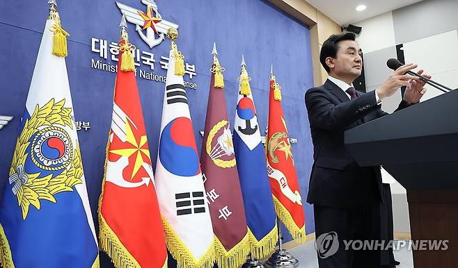 안규백 국방부 장관, 방첩사 해체 발표 (서울=연합뉴스) 이진욱 기자 = 안규백 국방부 장관이 10일 서울 용산구 국방부 브리핑룸에서 방첩사 해체 및 기능개편 발표를 하고 있다. 2026.6.10 cityboy@yna.co.kr