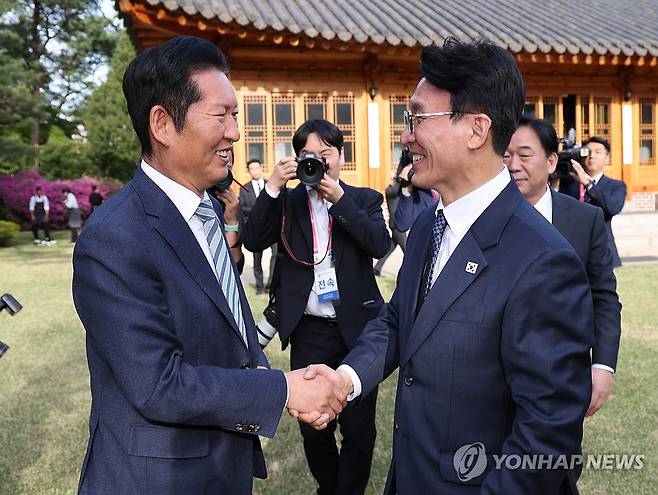 인사하는 김민석 국무총리와 민주당 정청래 대표 [연합뉴스 자료사진]