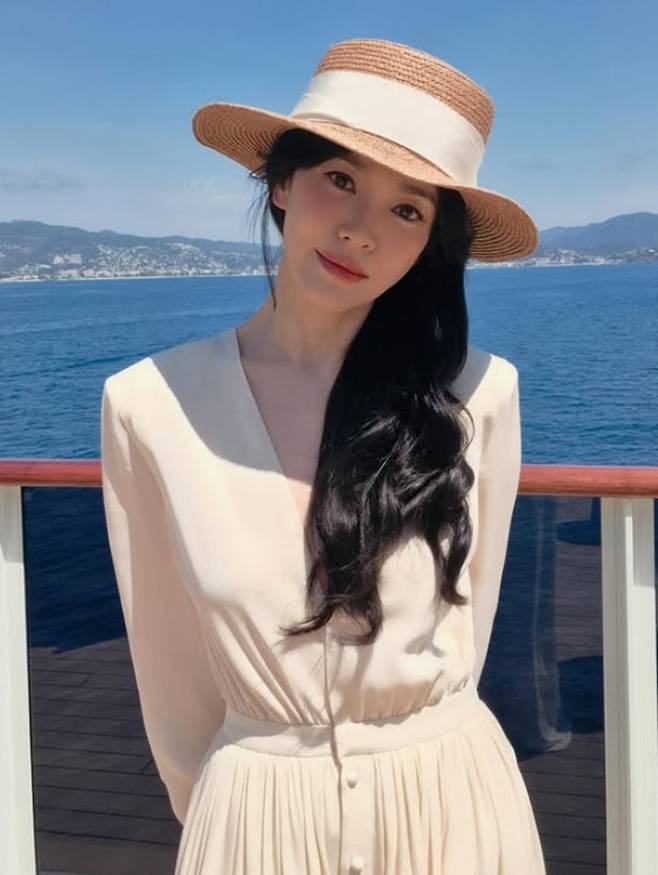 배우 송혜교가 크루즈 위에서 다양한 포즈를 취하고 있다. / 사진=송혜교 SNS