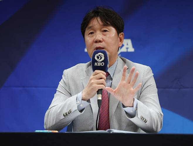 11일 서울 한국프레스센터서 열린 2026 아이치·나고야 아시안게임 야구 국가대표팀 명단 공개 기자회견서 류지현 야구대표팀 감독이 취재진의 질문에 답하고 있다. 연합