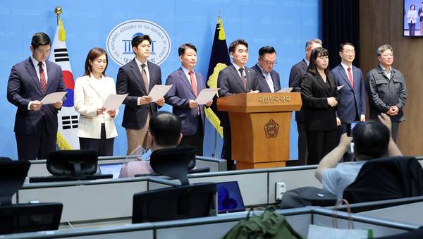 &nbsp;초·재선을 주축으로 한 국민의힘 소장파 모임 '대안과 미래' 이성권 간사(왼쪽 다섯 번째)를 비롯한 의원들이 11일 국회 소통관에서 기자회견을 열고&nbsp;장동혁&nbsp;대표의 사퇴를 요구하고 있다. 2026.6.11 [사진=연합뉴스]&nbsp;