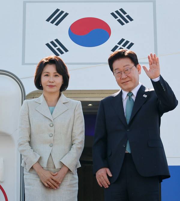 주요7개국(G7) 정상회의 참석과 유럽 순방을 위해 출국하는 이재명 대통령과 김혜경 여사가 9일 성남 서울공항 공군 1호기에서 환송객에게 인사하고 있다. 2026.6.9&nbsp;[사진=연합뉴스]&nbsp;