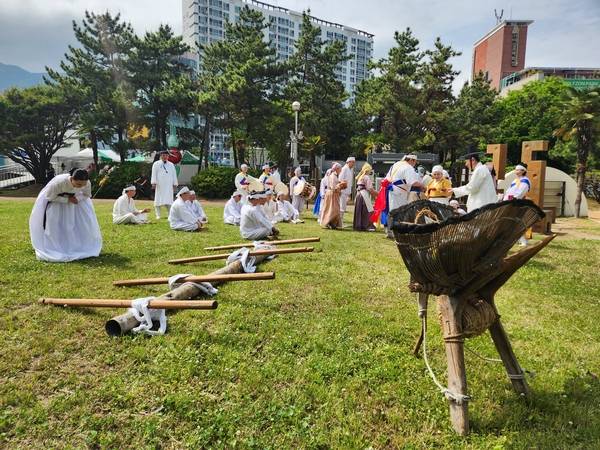 경상남도 무형유산 '마산성신대제' 공개행사가 5월 23일 창원시립마산음악관 야외무대에서 열리고 있다. 목도꾼들이 휴식하는 가운데 무녀가 중천맥이굿을 하고 있다. /류민기 기자