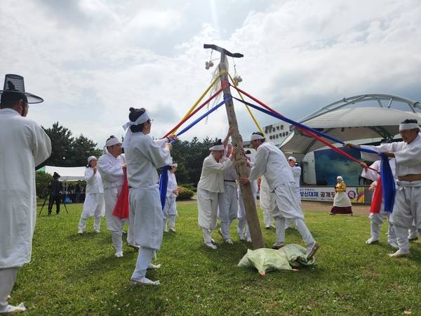 경상남도 무형유산 '마산성신대제' 공개행사가 5월 23일 창원시립마산음악관 야외무대에서 열리고 있다. 목도꾼들이 성신목을 세우고 있다. /류민기 기자