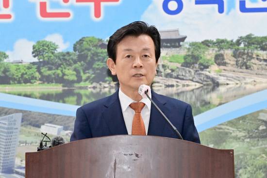 11일 조규일 진주시장이 시청 브리핑룸에서 '민선 9기 당선 기자회견'을 열고 우주항공산업 발전 수도권 공공기관 2차 이전 등 향후 시정 운영 방향을 발표하고 있다.